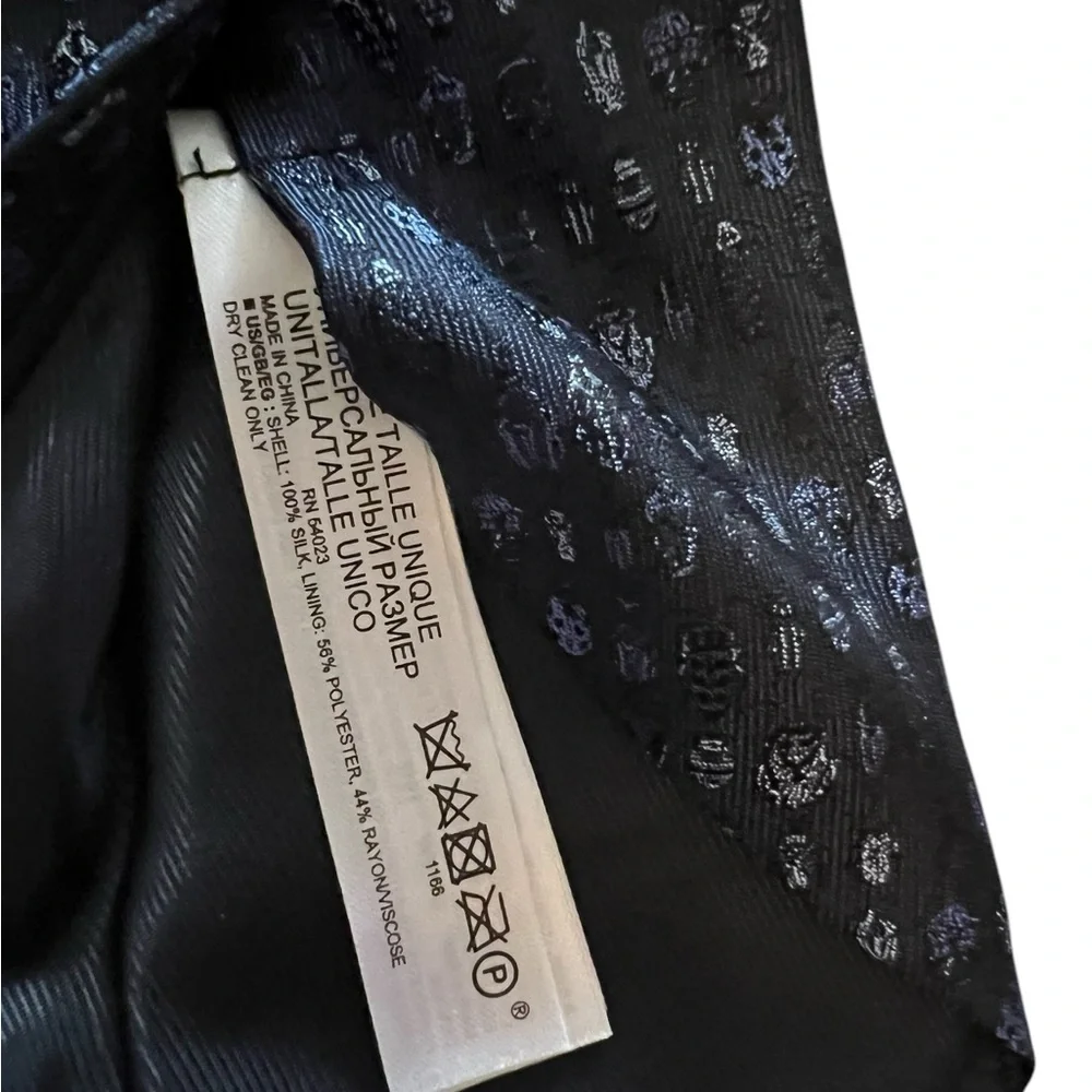Banana Republic 3.0” Dark Blue Twill Mask & Headpieces Pattern Silk Tie